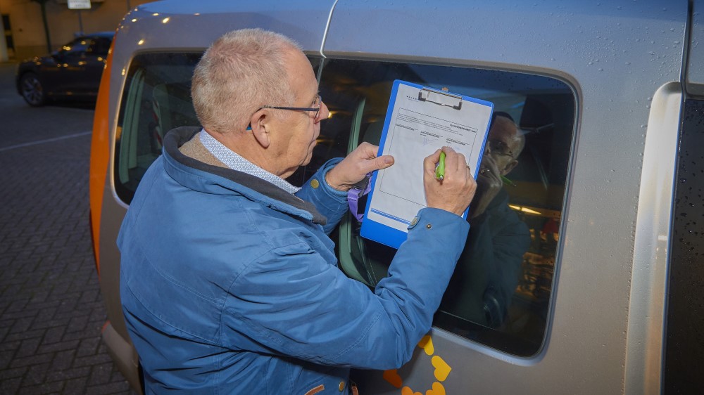 Familie van Leeuwen bij de Zonnebloemauto 