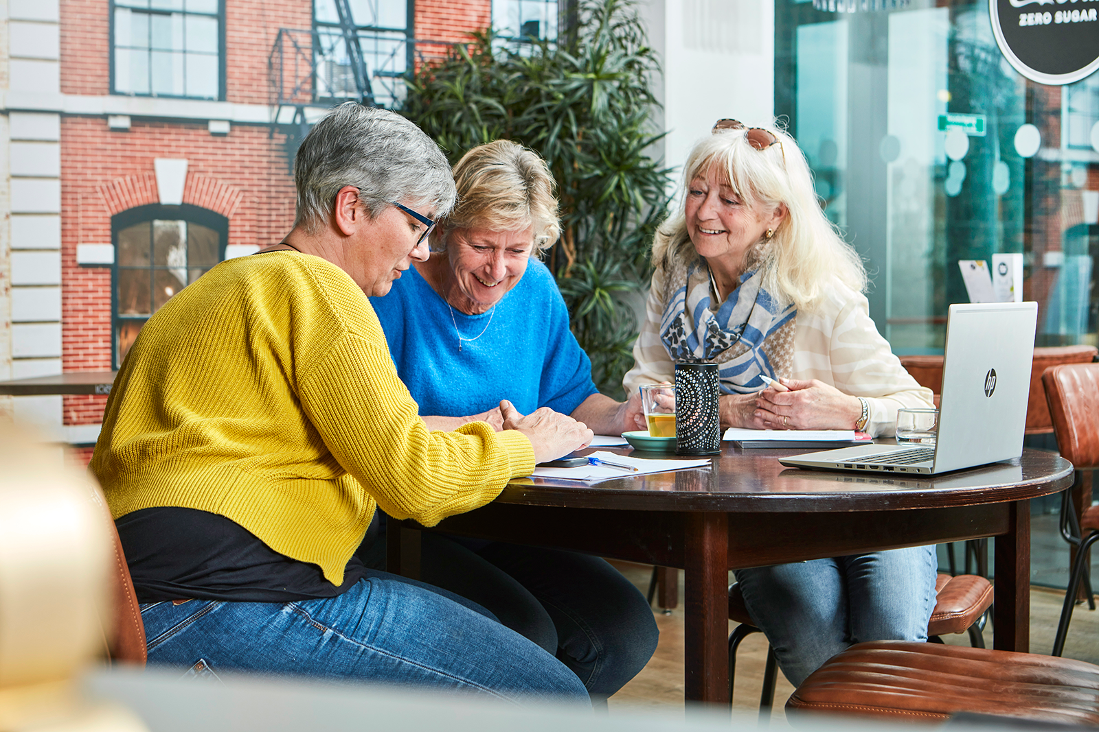 Bestuursvrijwilligers van de Zonnebloem in gesprek met elkaar aan tafel