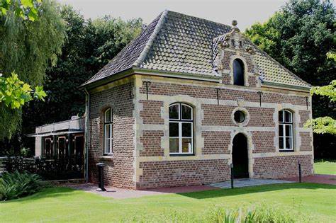 gezellige-middag-rond-het-pesthuisje-fd934755-8d48-4fe3-8c34-0cd6deddc2da