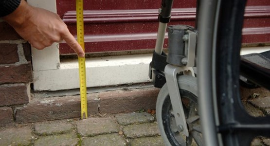 Centimeter drempel test zonnebloem rolstoel