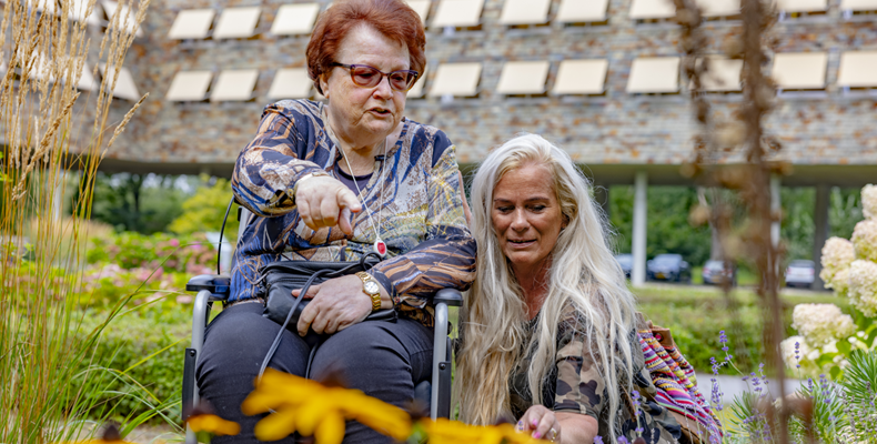 Els en Jacqueline in de tuin