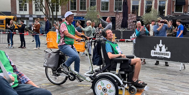 Zonnebloemfiets op Onbeperkte Elfstedentocht in Leeuwarden
