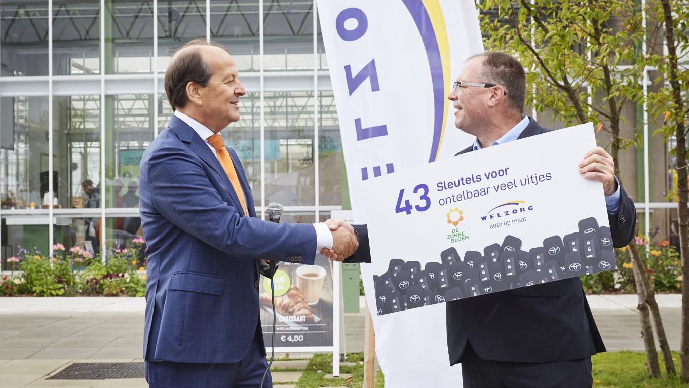 Onthulling Zonnebloemauto's op Floriade