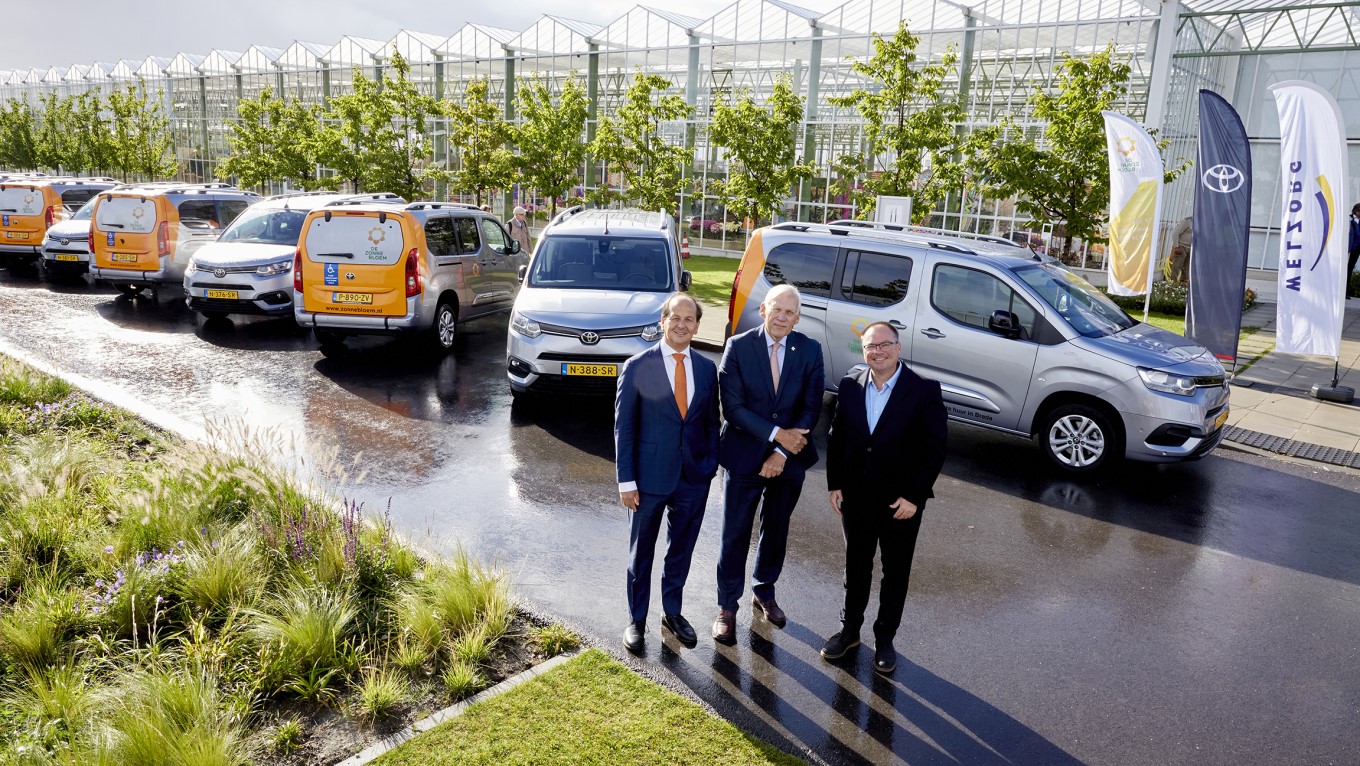Onthulling Zonnebloemauto's op Floriade