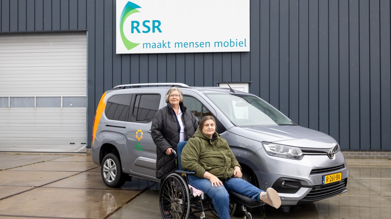 Nieuwe Zonnebloemauto in Winschoten