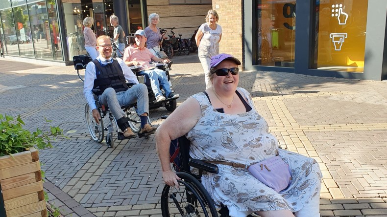 Met rolstoel door de winkelstraat van Doetinchem