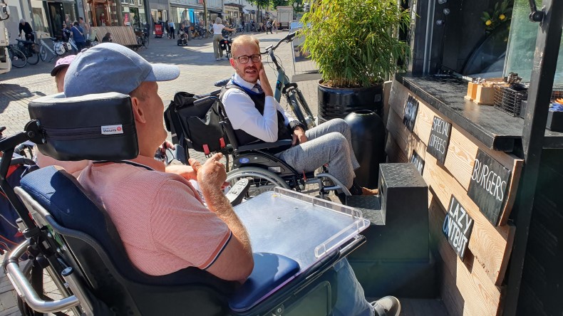 Met rolstoel door Doetinchem, bestelling doorgeven